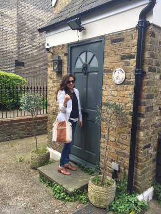 Travel outfit in action, on the way to the airport. Note: the white linen blazer did not hold up so well to the 